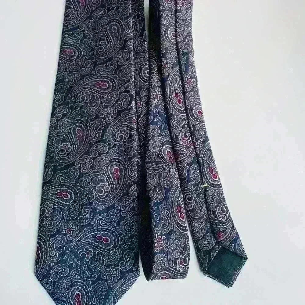Oscar De La Renta Classic Pasley Tie. - Picture 3 of 4